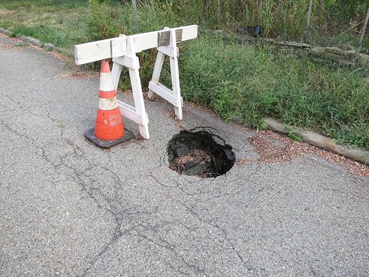 Sinkhole_on_Lawn1