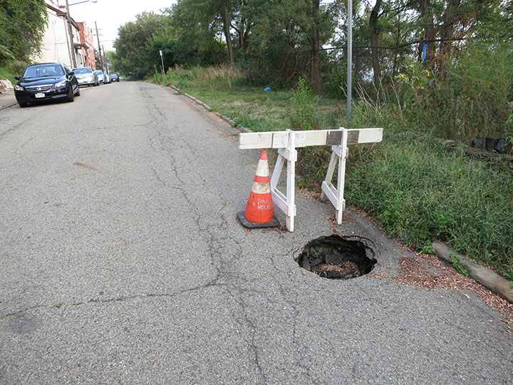 Sinkhole_on_Lawn2